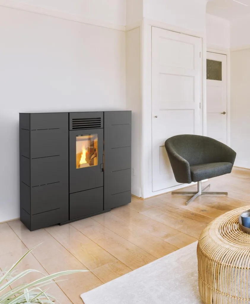 ambientata-stufa-a-pellet-quadra-kalor-843x1024.webp